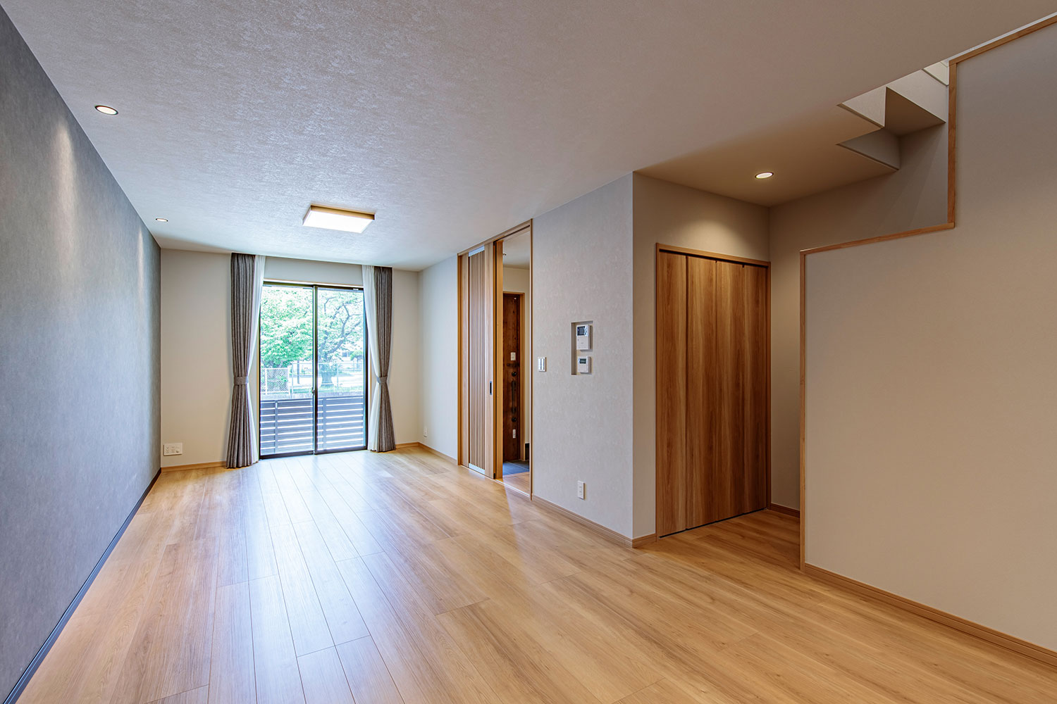 T-4／大開口＆吹抜けで採光に配慮。シックなカラーで落ち着きをプラス。どこにいても陽差しが感じられる温かな空間。