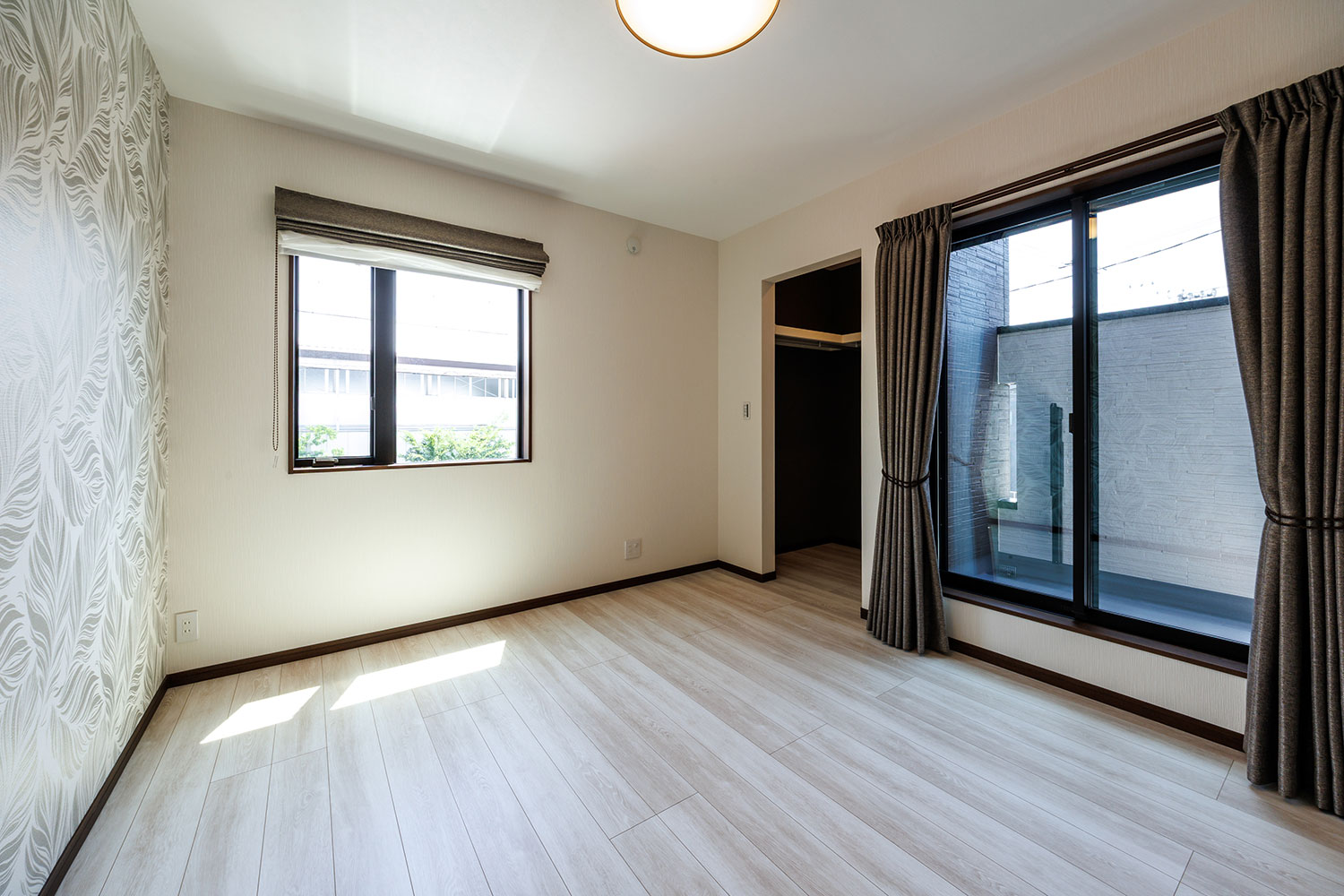 T-1／8.1帖と広めの主寝室ではWICに夫婦の衣類や荷物が収まり、住空間を広々快適に利用することができます。