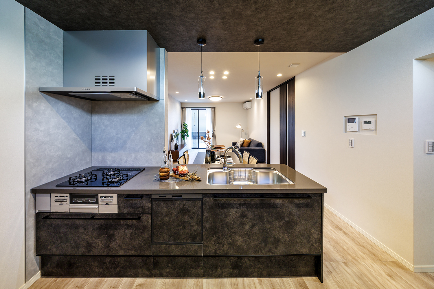 T-2／対面キッチンなのでお子様の呼びかけに、いつでも笑顔で応えられ、コミュニケーションを豊かに育む設計です。