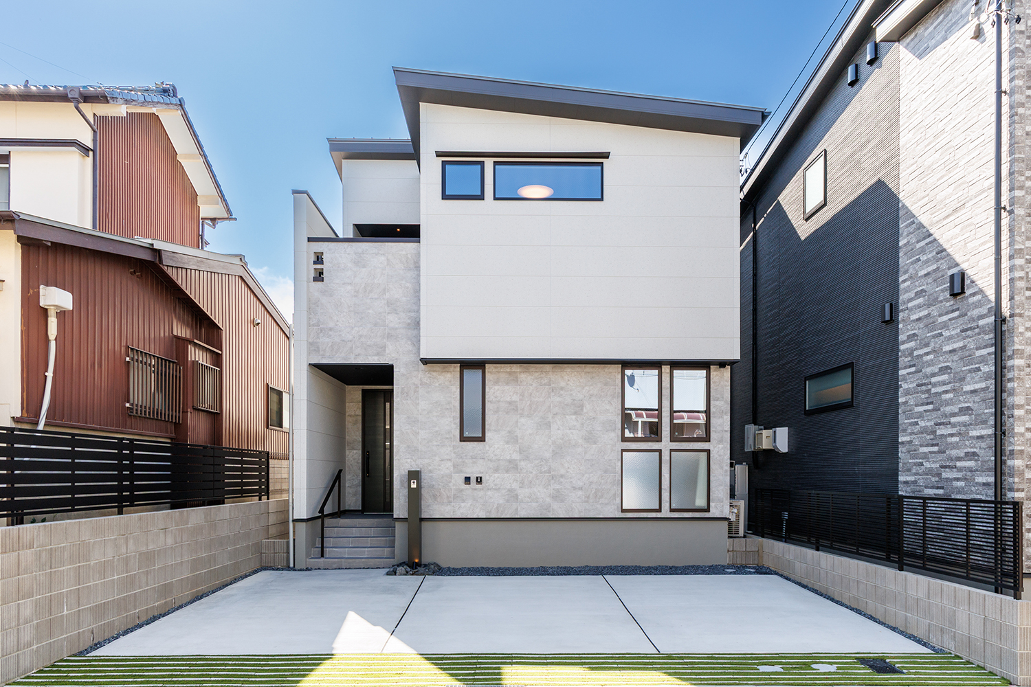 T-3／車3台を並列駐車できるスペースを確保！自然豊かな環境でありながら、スーパーやコンビニなど利便施設も充実。