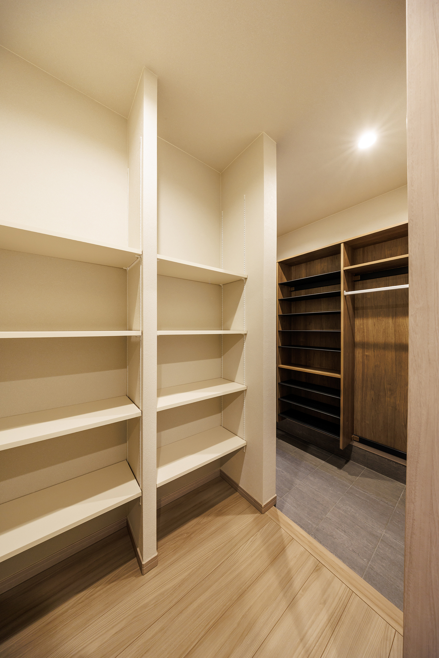 T-3／玄関に備えられた土間収納には、ベビーカーやアウトドア用品等、置き場所に悩むことなくしまっておけます。