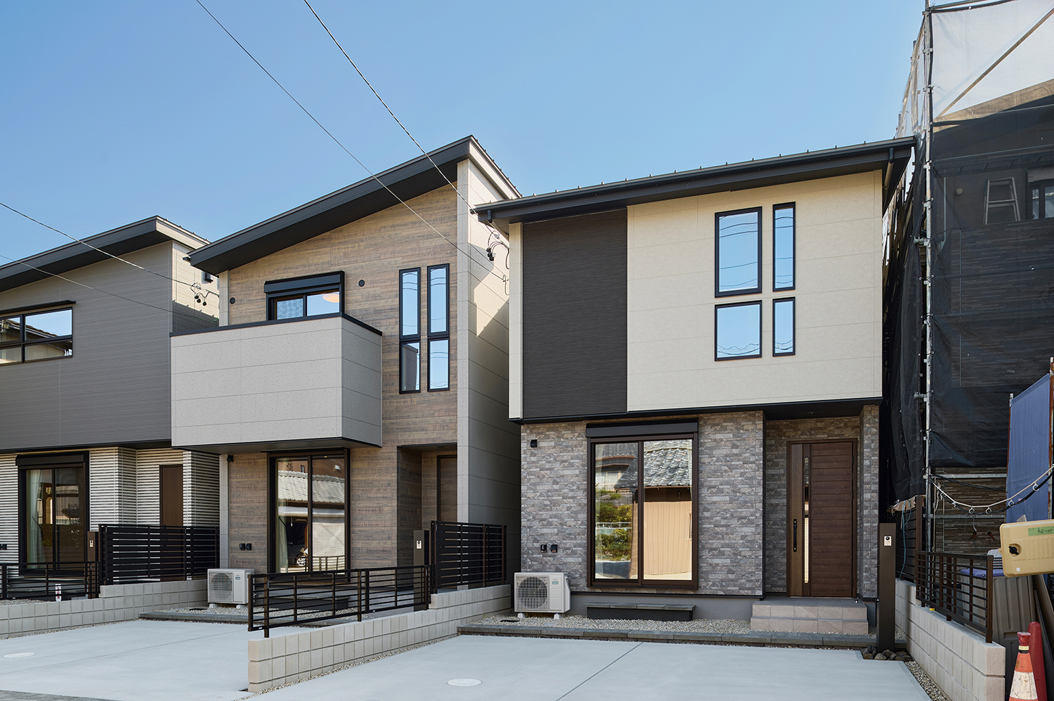 左からT-5、T-4／省エネ性・断熱性に優れたZEH仕様の住まいは、快適な室温を保ち、光熱費も賢く節約。