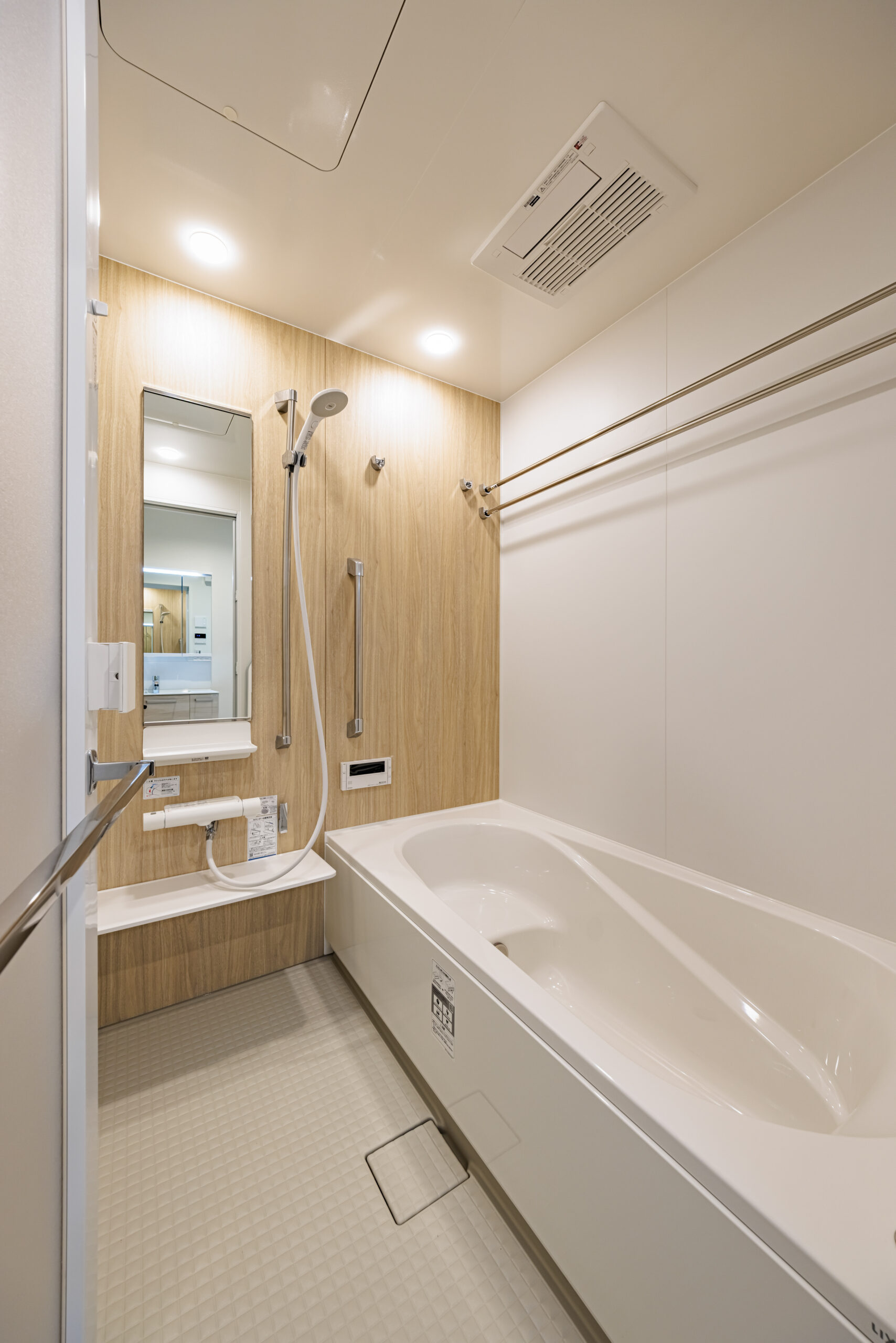 T-2／全身浴も半身浴も楽しめる エコベンチ浴槽 を採用し、節水しながらゆったりバスタイムを満喫できます。