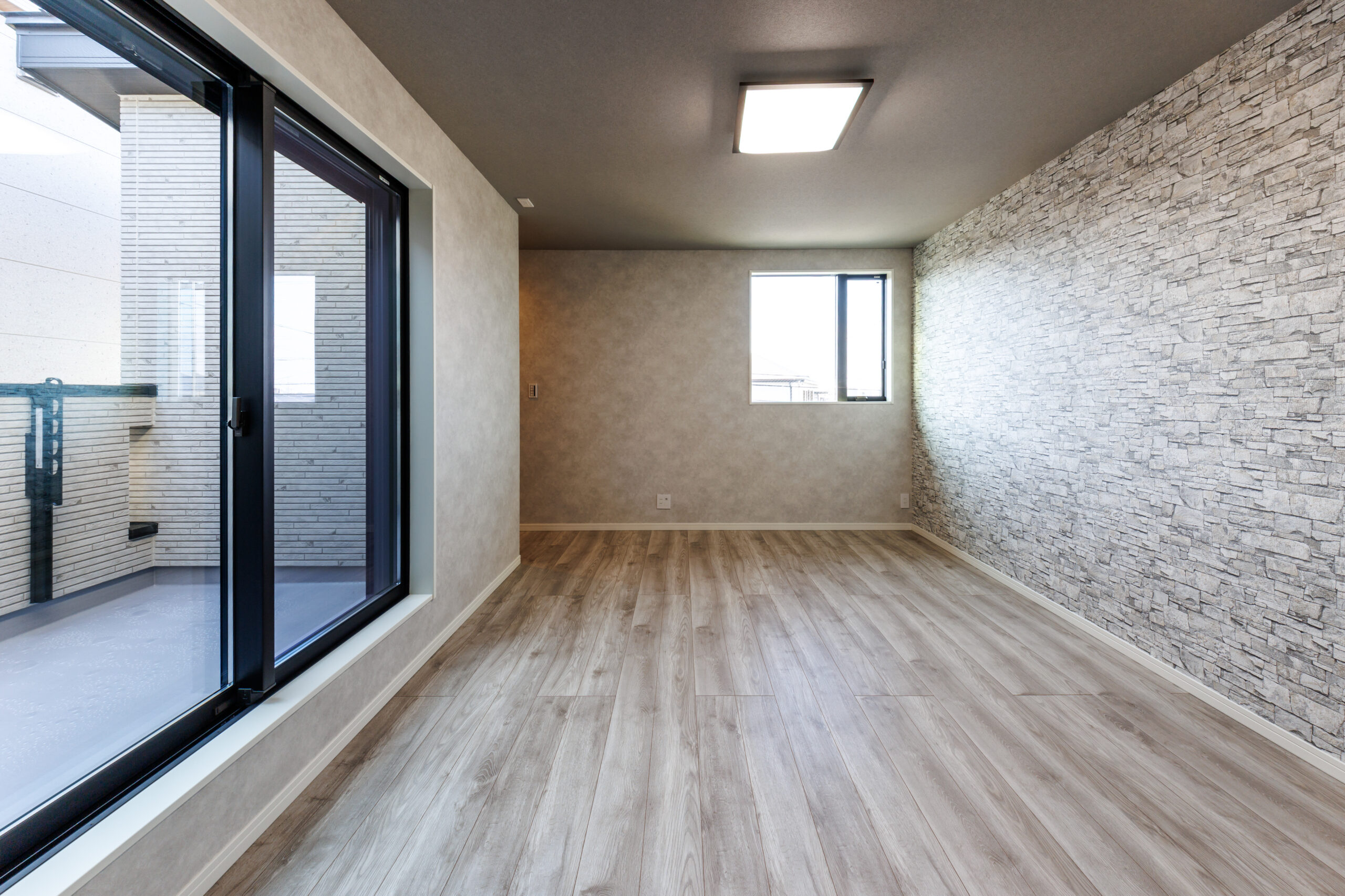 T-3／アクセントウォールが個性を放つ主寝室。バルコニーから明るい光が差し込み、朝まで心地よく寛げる空間。