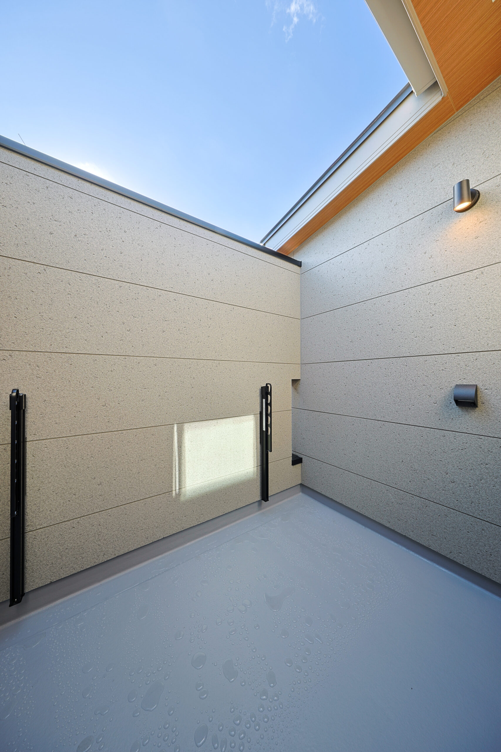 T-4／光と風を取り込む設計ながら、周囲からの視線をしっかりガード。贅沢なプライベート空間です。