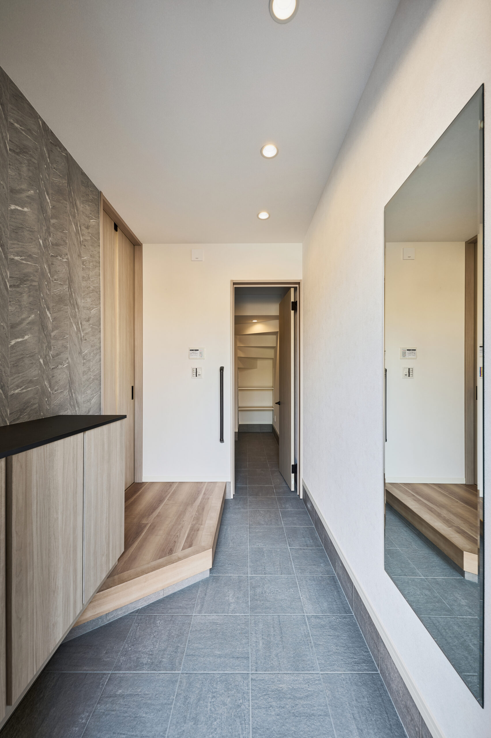 T-5／スタイリッシュな玄関には、使い勝手の良い2Wayシューズクロークを完備。