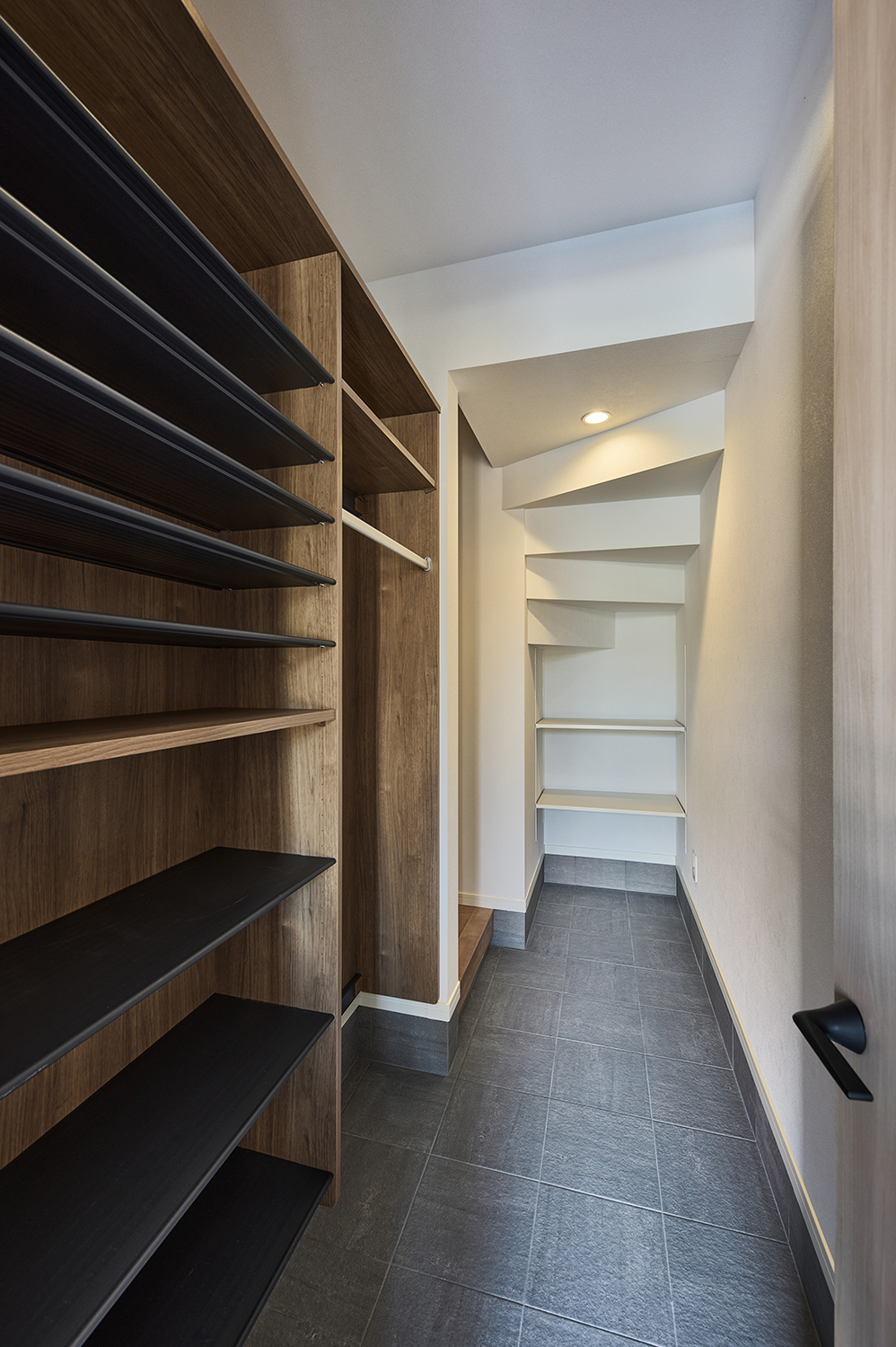 T-5／帰宅後すぐに上着や傘、ベビーカーなどをしまえるため、玄関周りを、いつでもすっきりとした空間にキープできます。