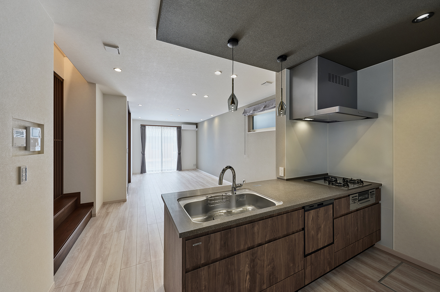 T-4／調理しながらリビングやダイニングの様子をしっかり見守れる対面キッチン。快適な空間に家事が捗ります。