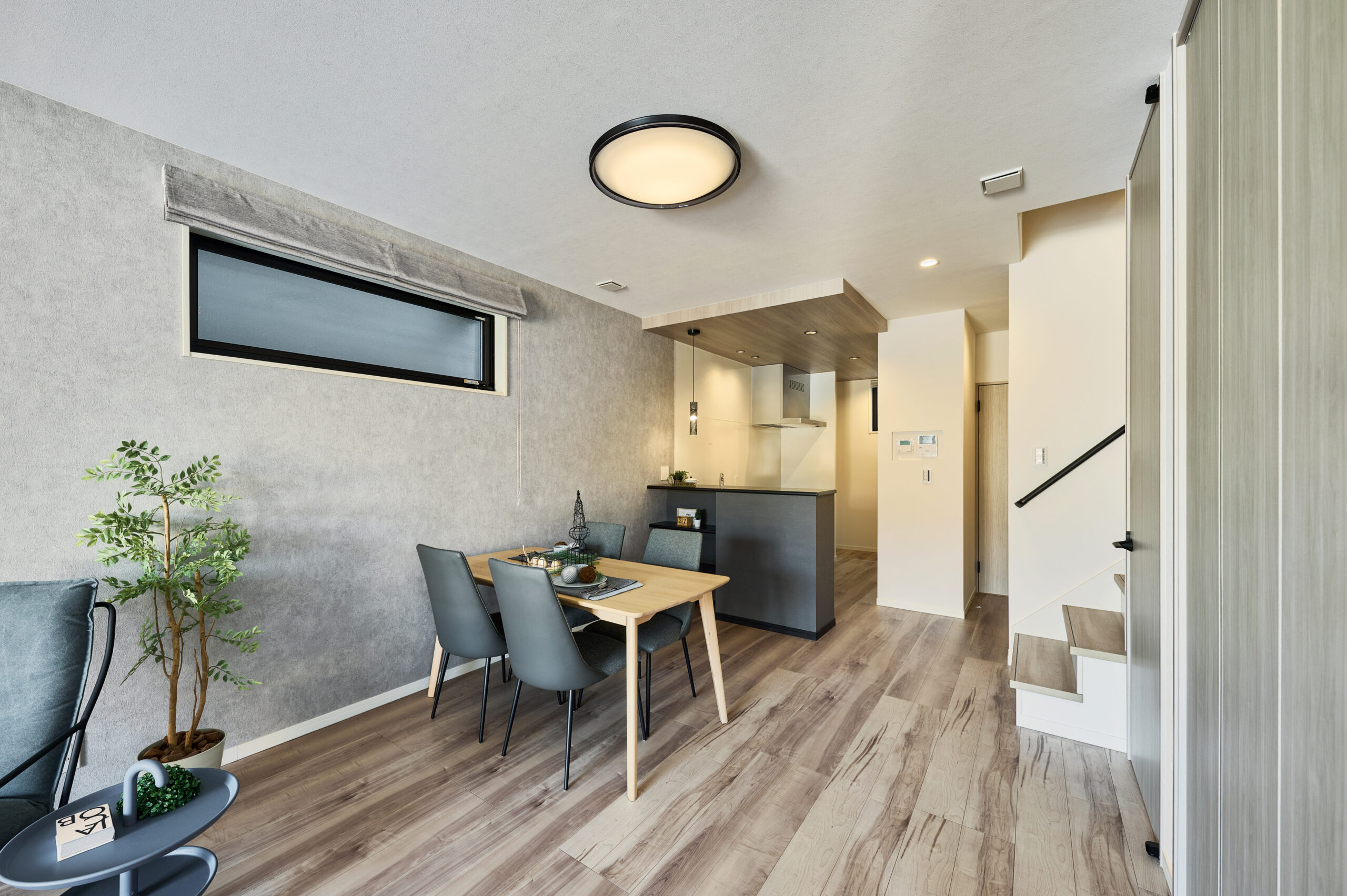 T-5／ダイニングに配したアクセントクロスが心地よい変化を生み出し、横長のスリット窓からは自然光が降り注ぎます。