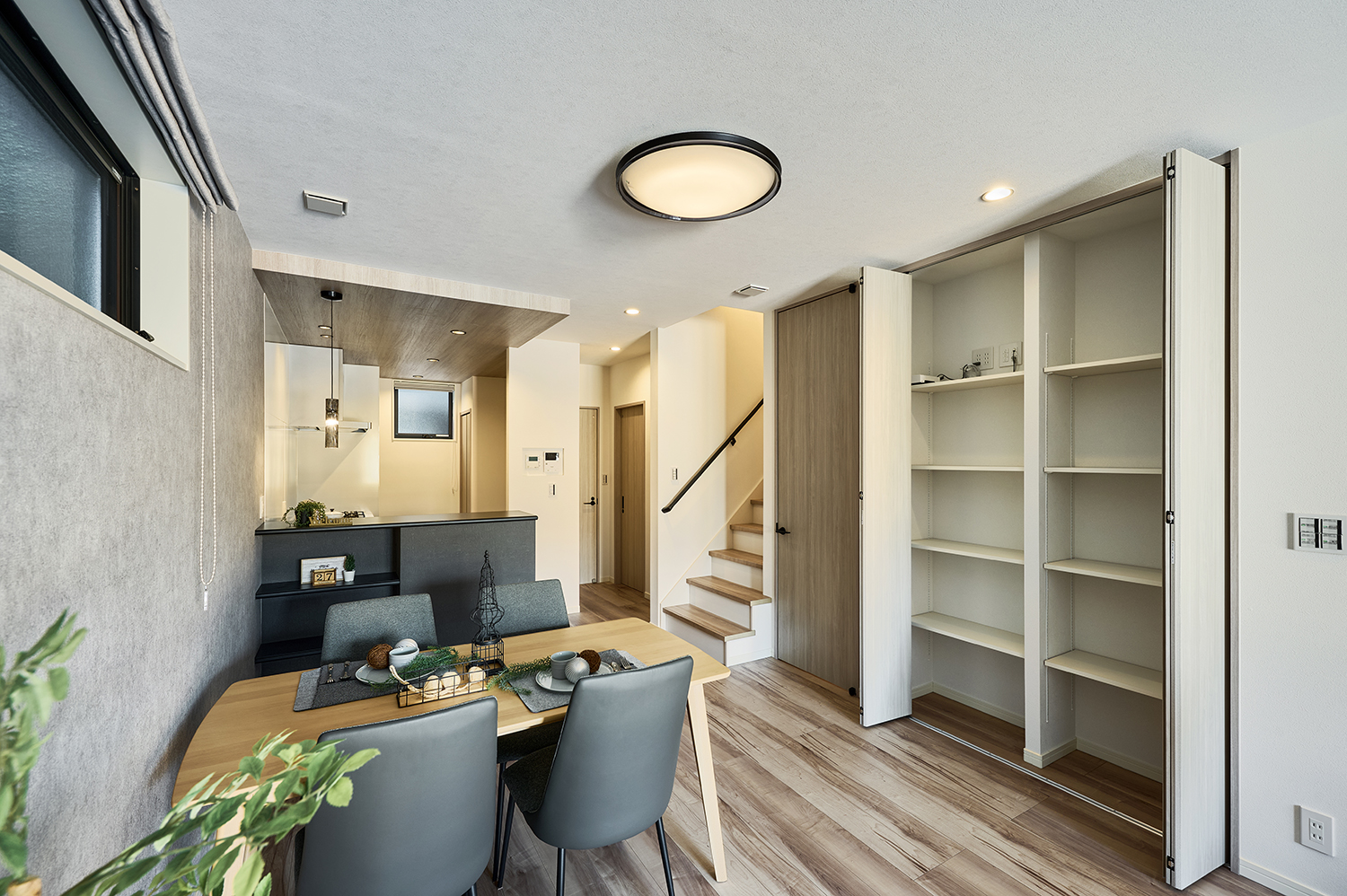 T-5／リビングに便利な収納を完備し、家族それぞれの持ち物を整えられる空間に。