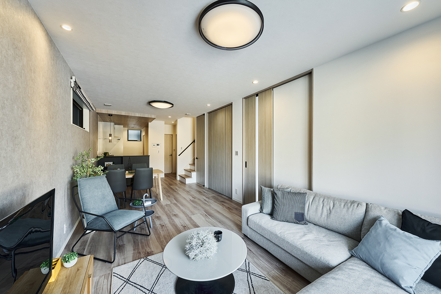 T-5／淡いカラーでまとめられたLDKは、やわらかな印象を与え、心地よくくつろげる家族みんなの特等席に。