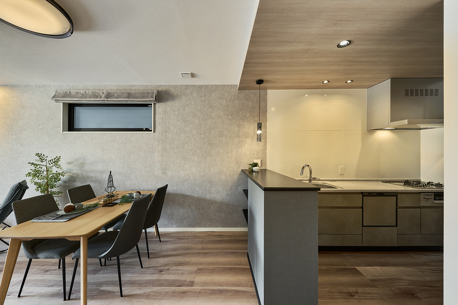 T-5／キッチンやカラークロスがアクセントをプラス。明るく清潔感のある中にも、センスが光る上質なデザインです。