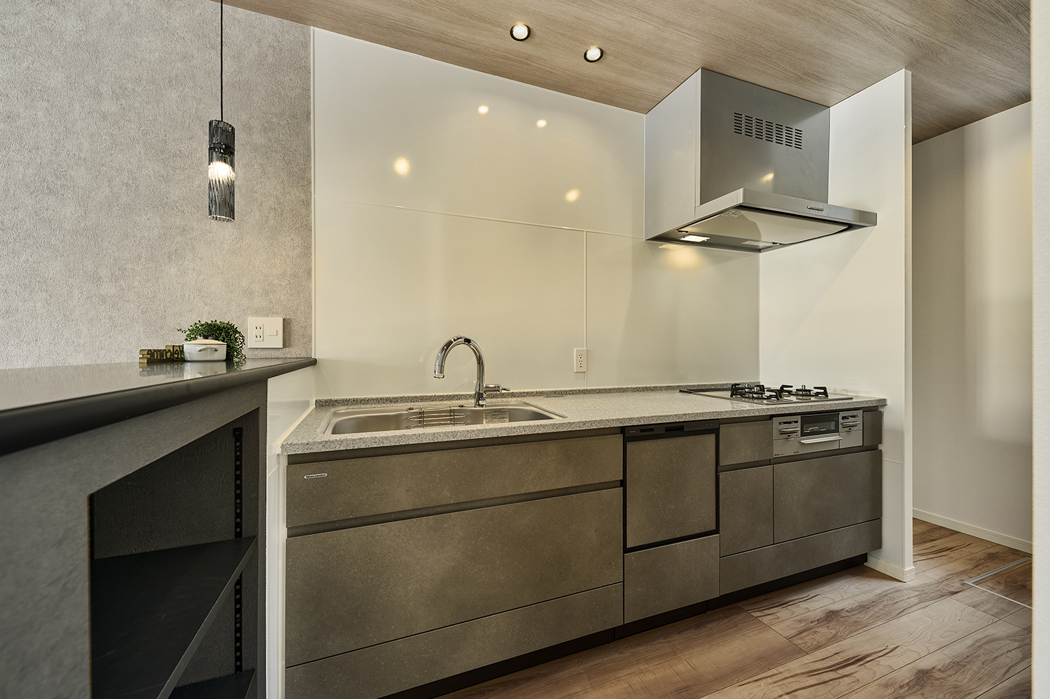 T-5／壁にすっきりと設置されたキッチンは、使いやすさはもちろん、見た目にも清潔感を演出。