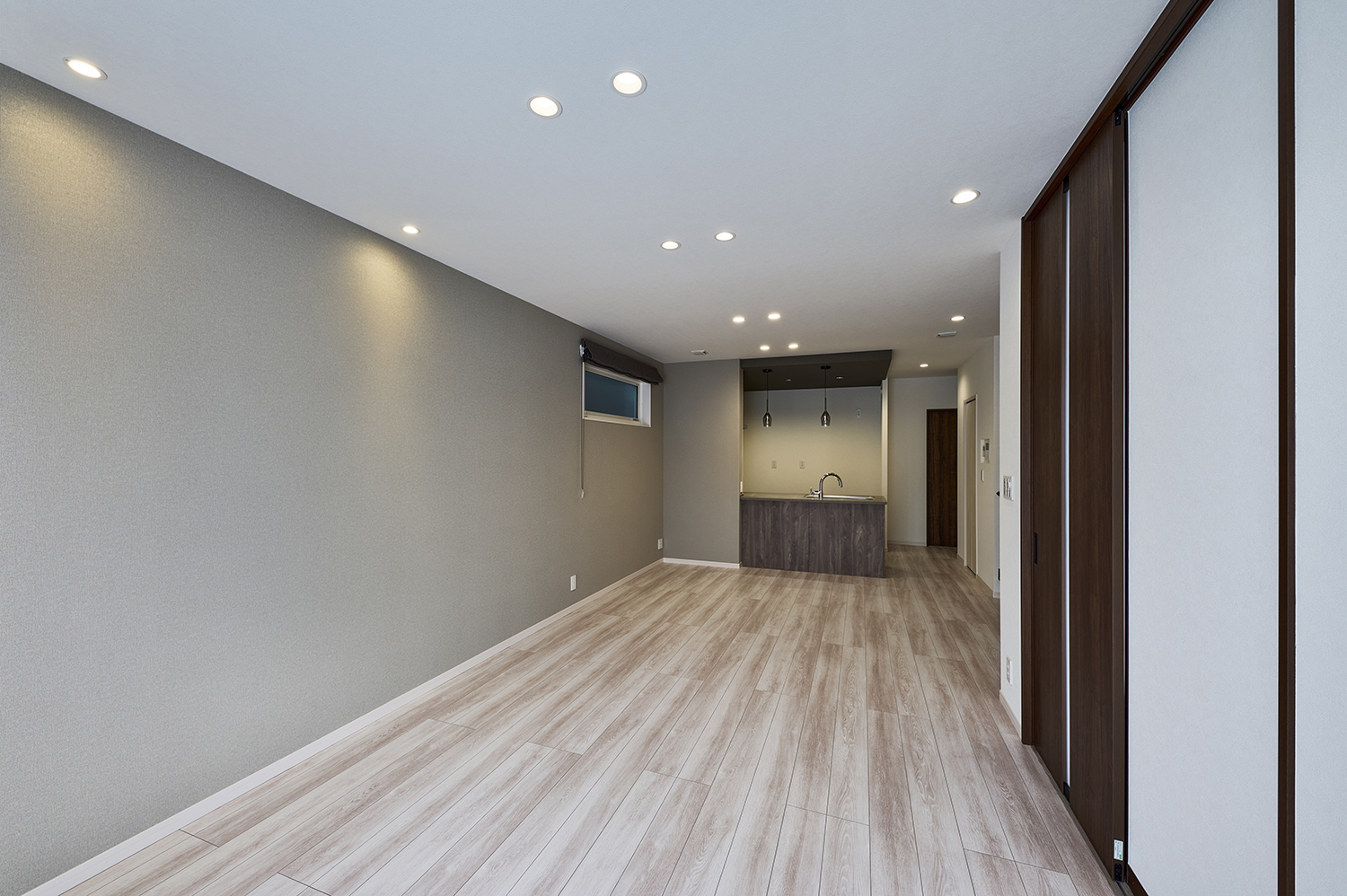 T-4／照明デザインが、LDK全体に奥行きと広がりを演出。より開放的で心地よいリビング空間に仕上がっています。