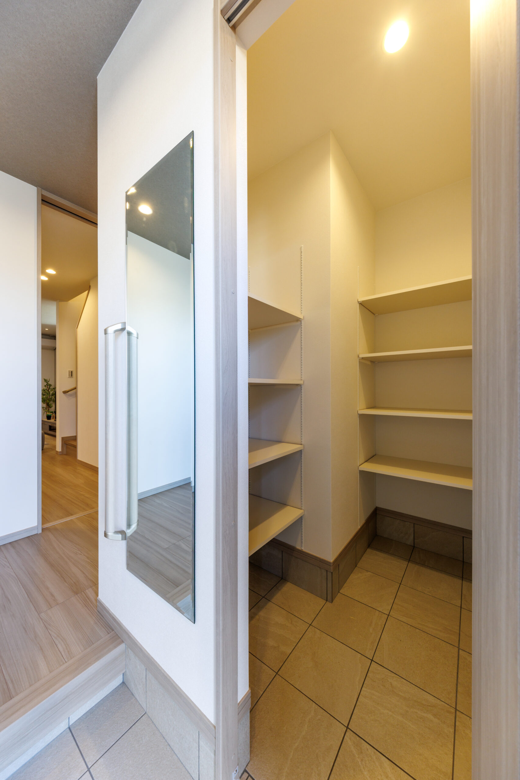 T-1／靴だけでなく、傘やベビーカーなどもすっきり収まるSICを完備した、暮らしに寄り添う玄関です。