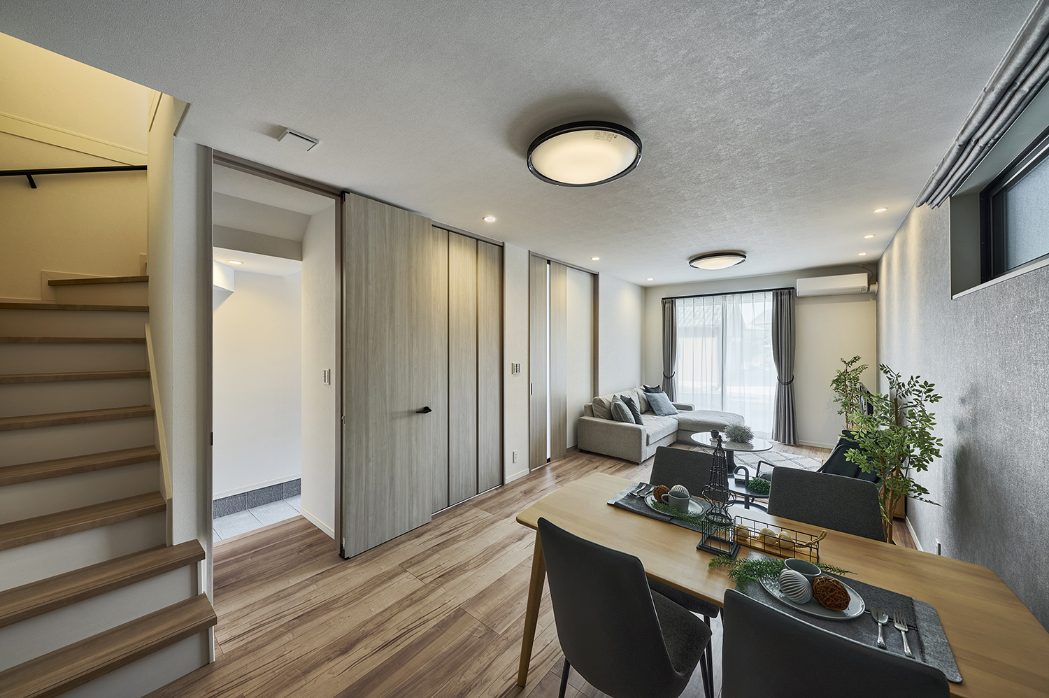 T-5／家族団欒のひと時を過ごすダイニングは、キッチンからスムーズに配膳・片付けができる快適プラン。