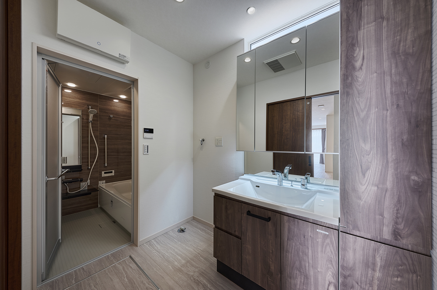 T-4／朝の身支度もスムーズに行えるワイドな洗面台は使いやすさ抜群。収納スペースもたっぷり確保しました。