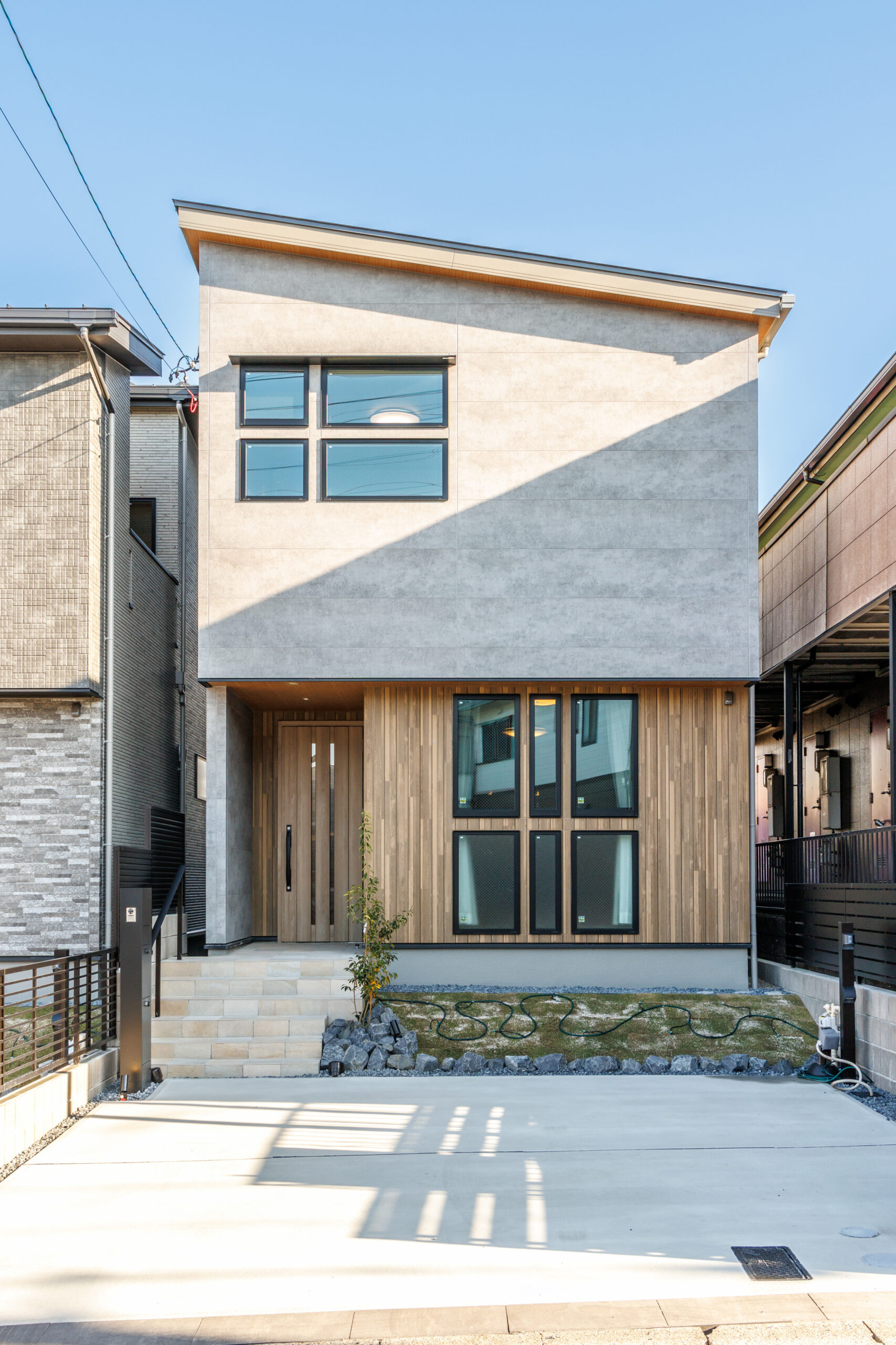 T-4／洗練されたスタイリッシュモダンなデザイン。柔らかな印象が街並みに調和しながら個性を放つ美しい外観です。