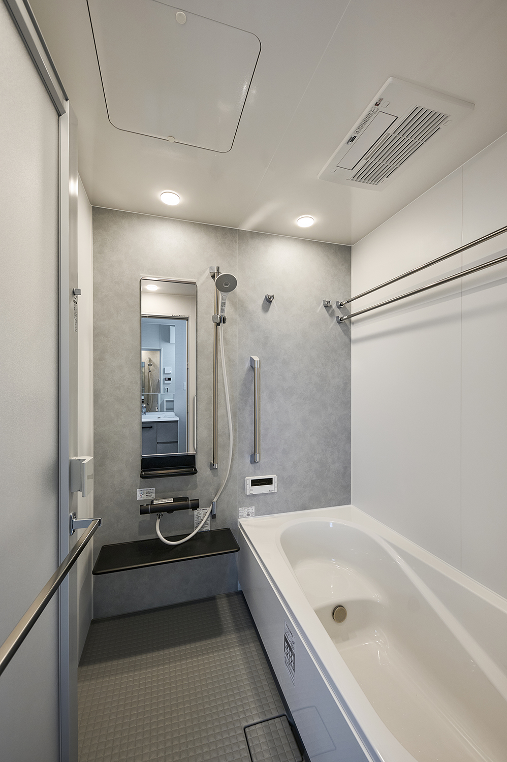 T-5／清潔感あふれる浴室には、ゆったりくつろげる広々浴槽を完備。