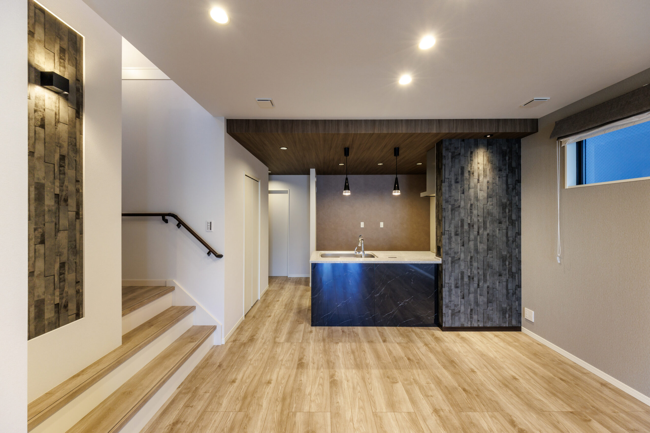 T-3／デザイン性の高い折下げ天井が、LDK空間に特別な趣をプラス。単調になりがちな空間にメリハリを生みます。