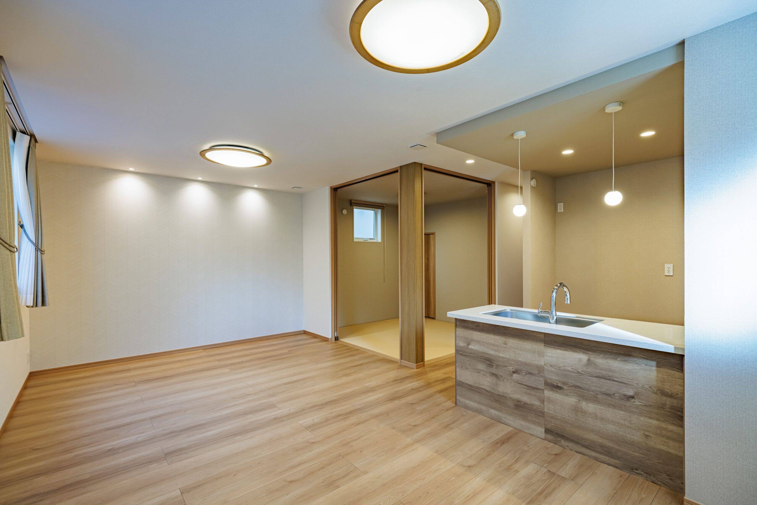 T-2／隣接する和室を開放することで、23.1帖の広々とした一体空間に。床暖房を完備し、寒い季節も足元から快適。