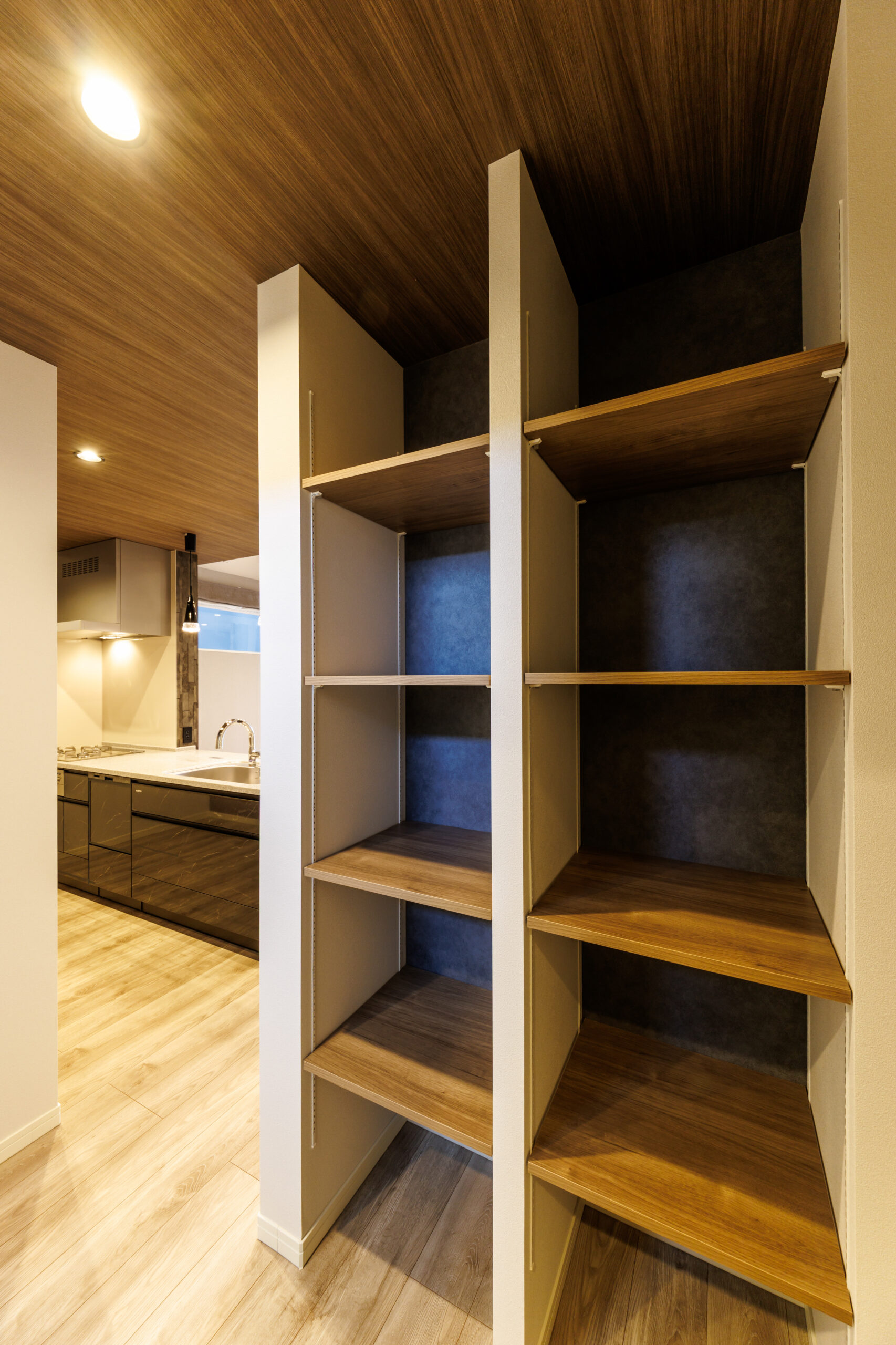 T-3／キッチンと洗面室を繋ぐ動線に設けたオールマイティーな可動棚。日用品のストックに最適です。