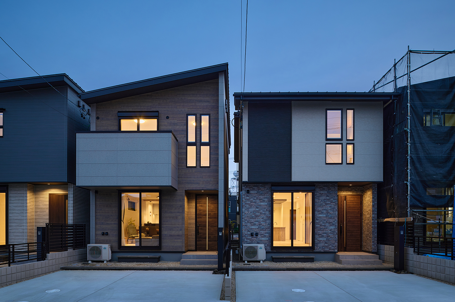 左からT-5、T-4／夜になると窓からあたたかな光がこぼれ、住まい全体がやさしく輝く外観に。