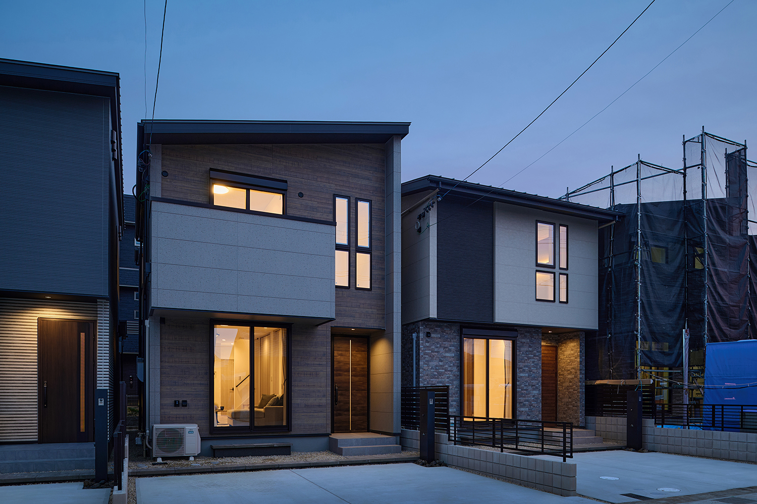 左からT-5、T-4／夜間外観