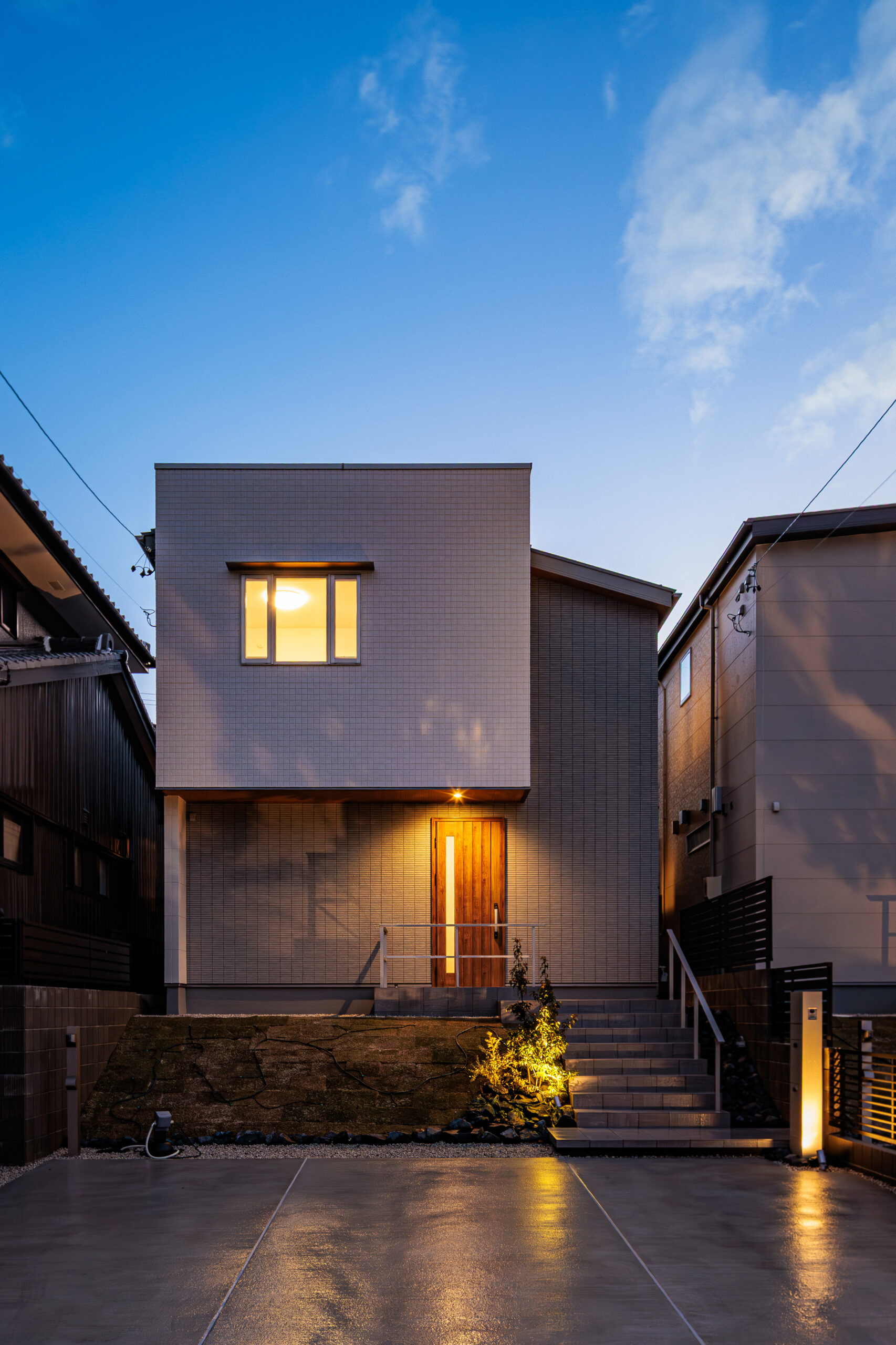 T-2／外観（夕景）
