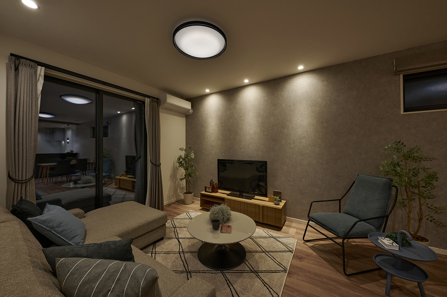 T-5／夜になると、集光型のダウンライトがやわらかな陰影を生み出し、リビングが上質で落ち着いた雰囲気に。