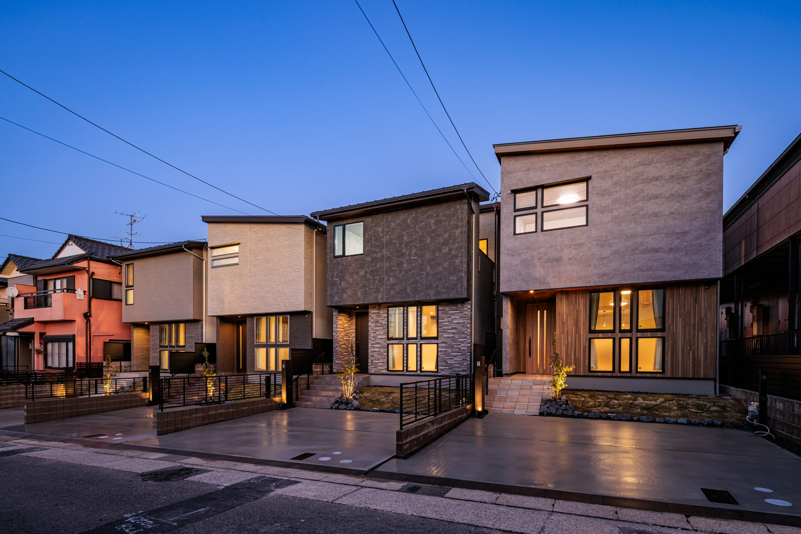 T-1、T-2、T-3、T-4／統一感がありながらも、それぞれの個性が光るデザイン。光の演出も加わり、街並みの中でひと際目を引く、洗練された佇まいです。