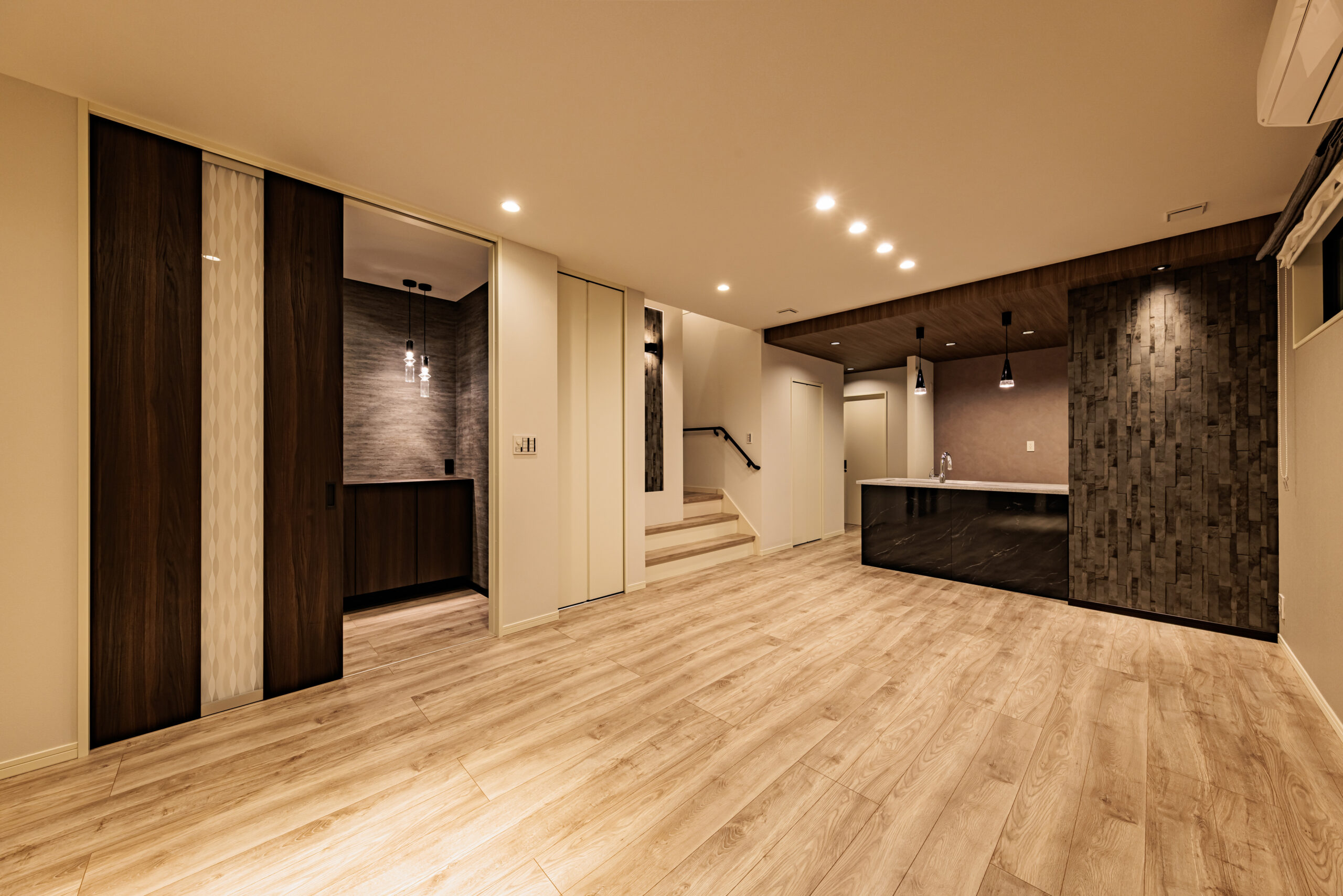 T-3／約20.9帖の広々リビングは、照明を落とせば家族や友人と迫力の映像美を楽しめるシアタールームにも！