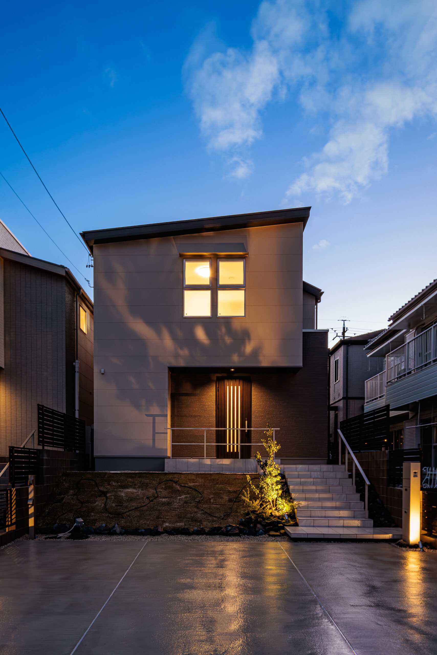 T-1／外観（夕景）