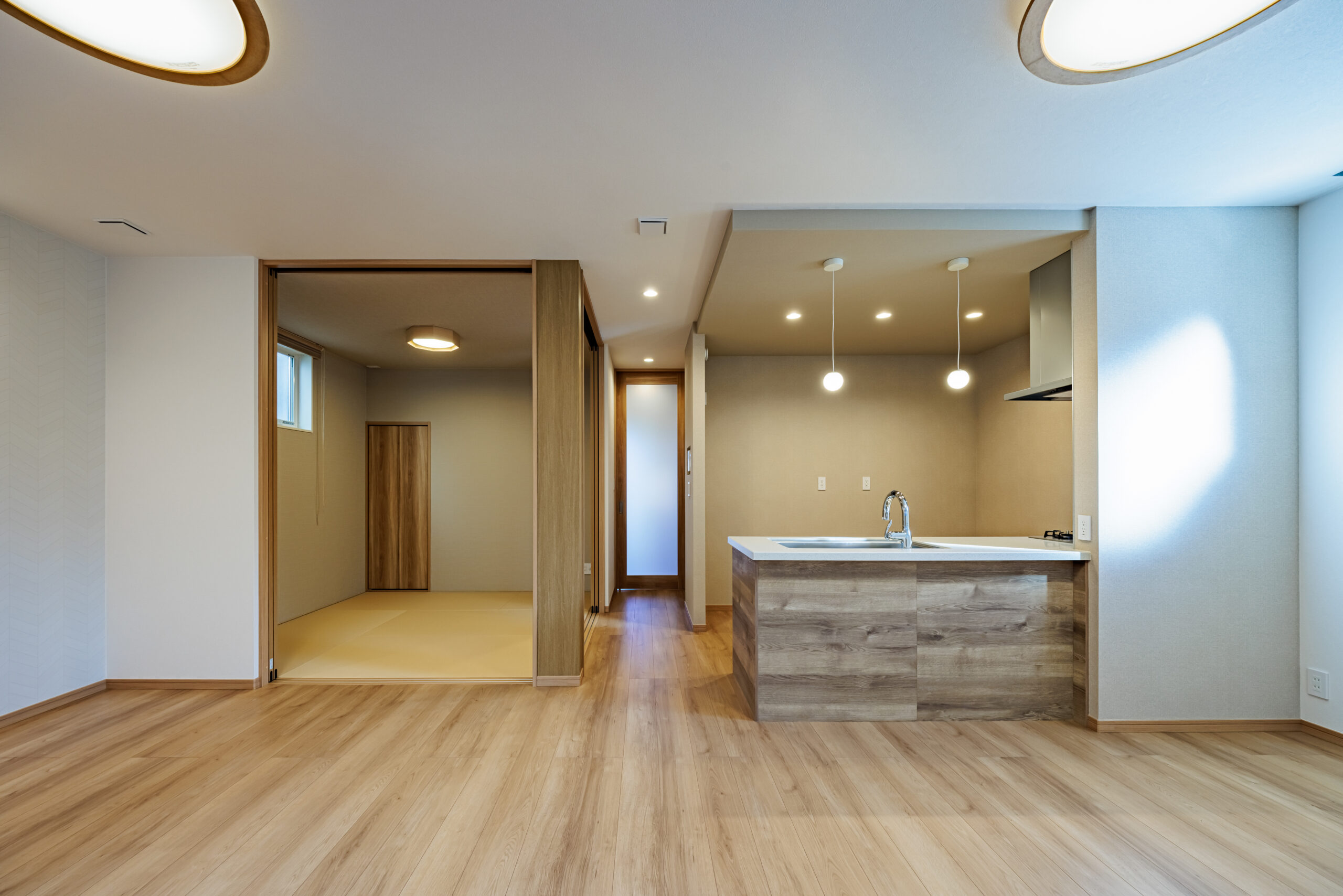 T-2／やさしい灯りに包まれたダイニングは、家族で囲む食事の時間が、より特別で心地よいひとときになります。