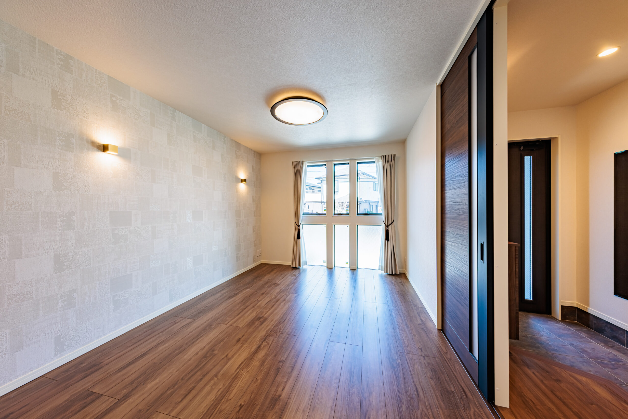 T-2／開放感あふれる20.3帖LDK。大きな窓から光が差し込む採光良好な空間で、上質な毎日をお過ごしいただけます。