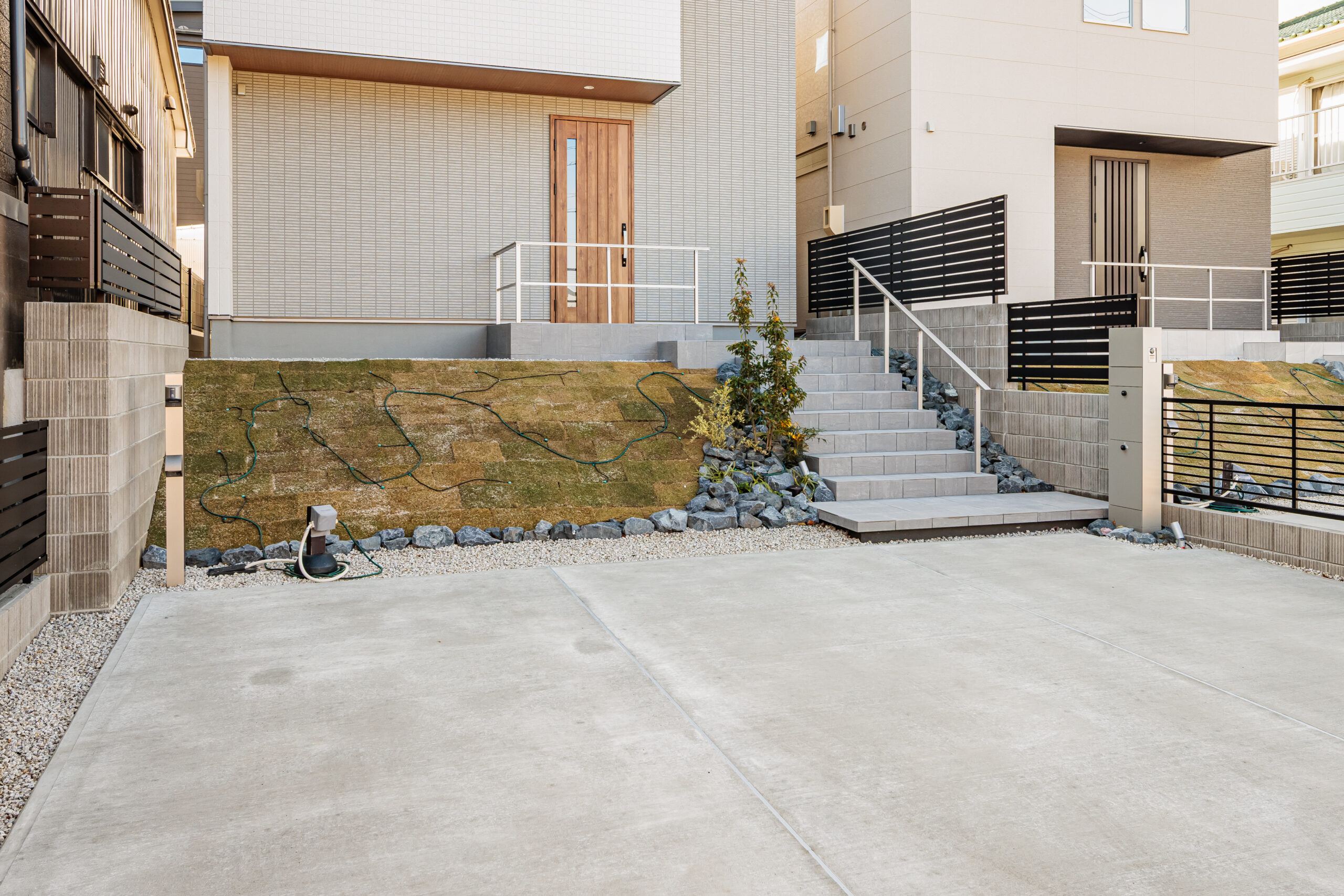 T-2／自然の風合いが迎える人をやさしく包み込み、毎日の出入りが心地よく感じられる空間です。