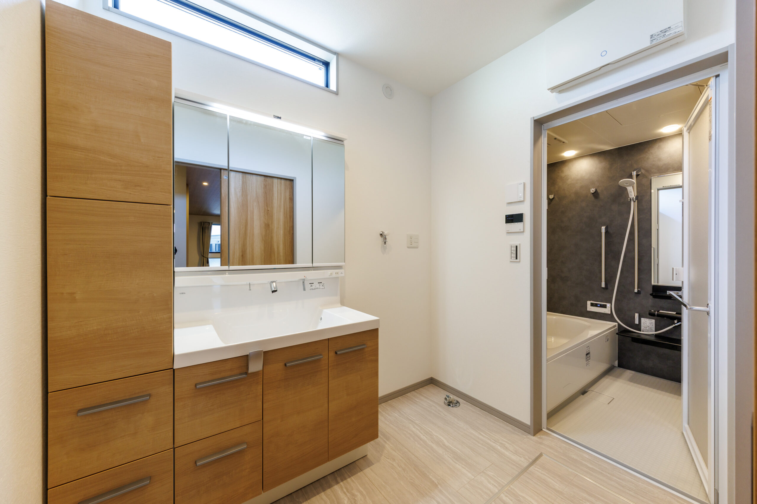 T-4／細やかな収納計画が、使いやすさを向上。鏡面裏の収納や床下収納など、適材適所の収納で片付けのストレスを解消！