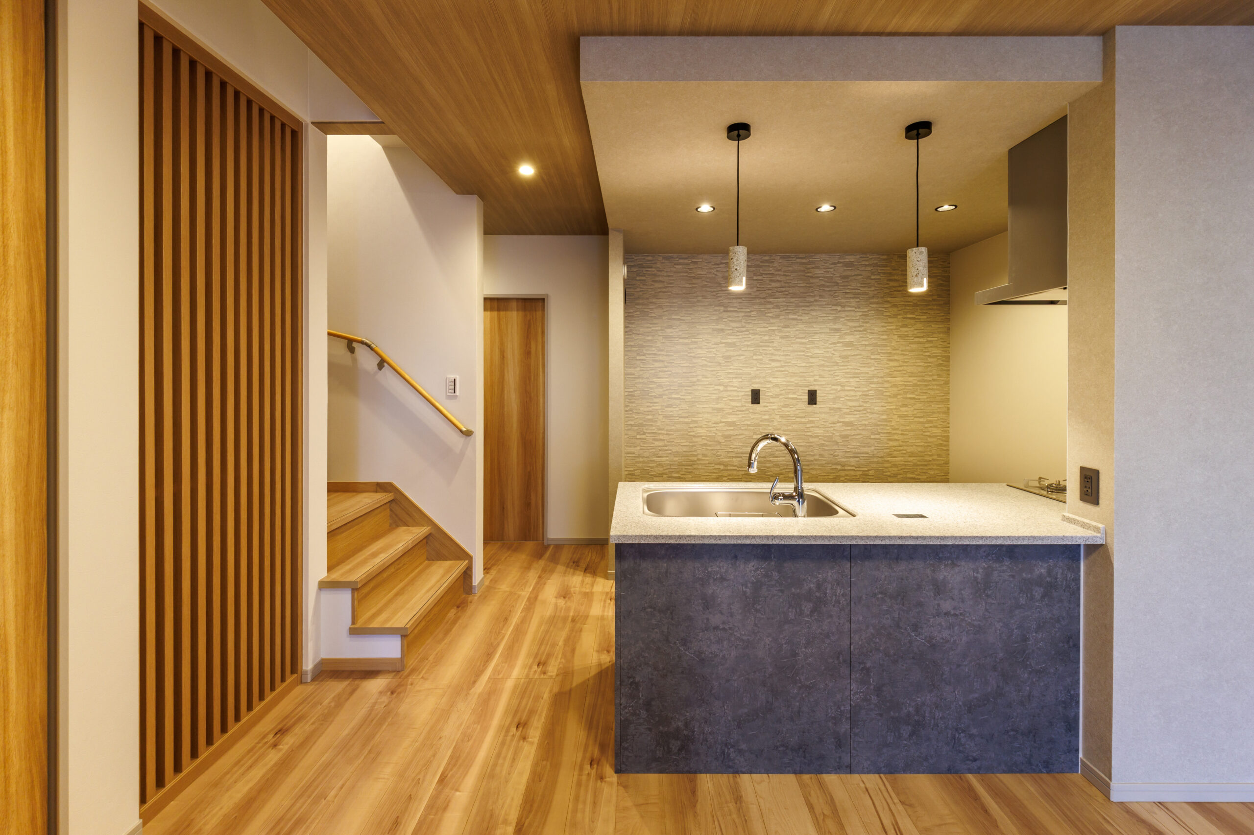 T-4／木の温もりに包まれるモダンなデザイン。縦格子が視線を優しく遮りながらも、家族の存在を感じさせてくれます。