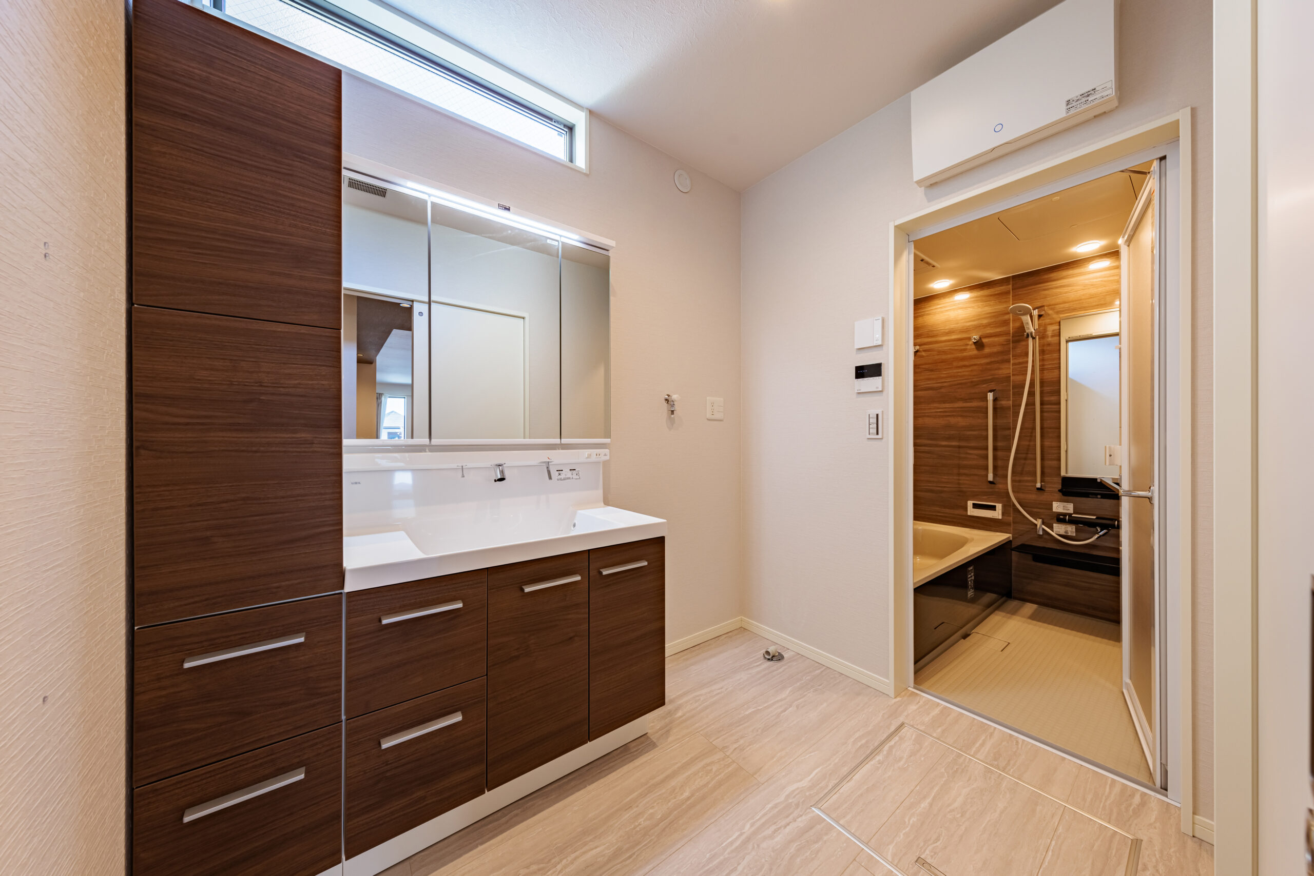 T-2／大容量のサイドキャビネットで洗面用品や化粧品をまとめて収納可能。明るく清潔感あふれる空間です。