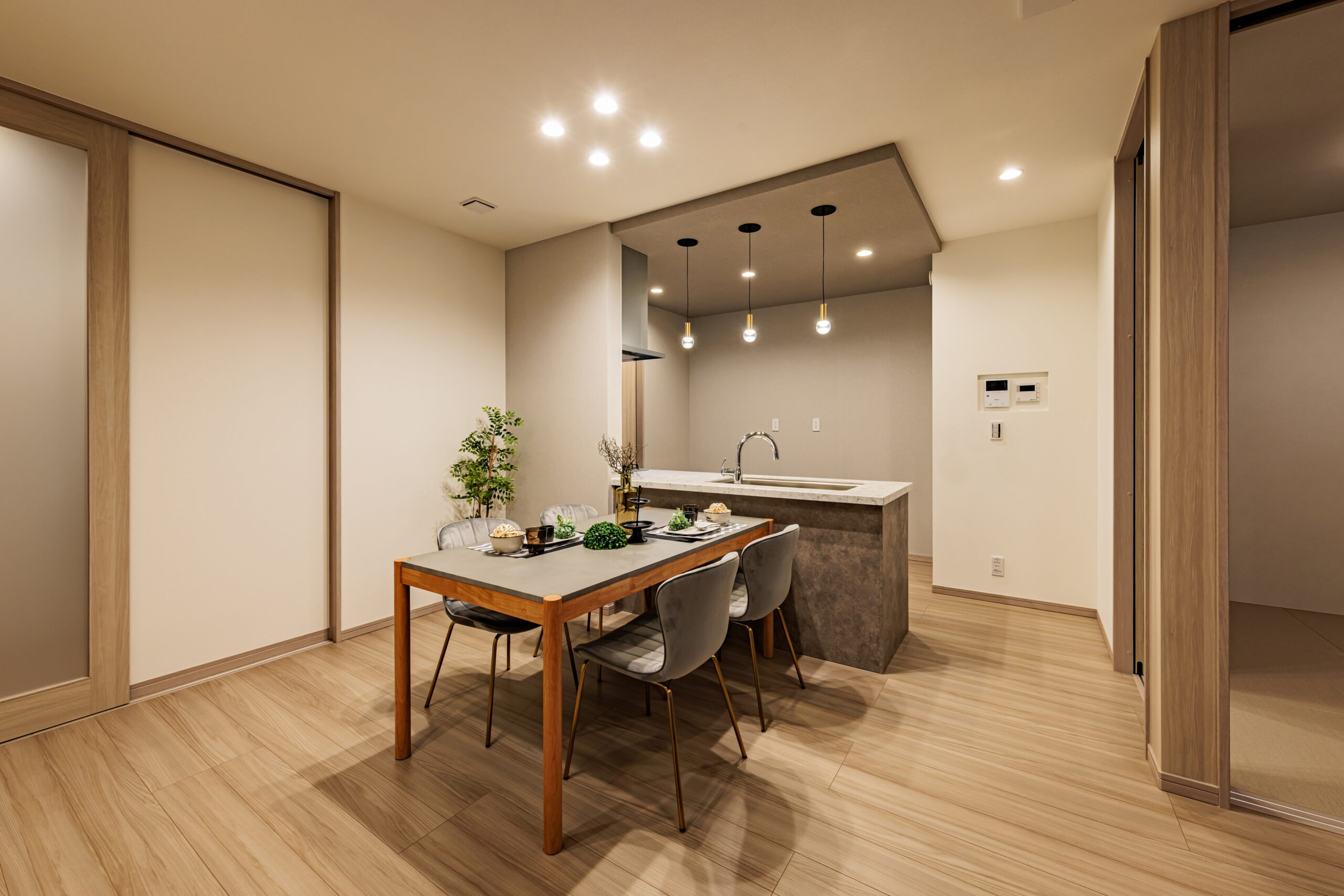 T-1／やさしい灯りに包まれたダイニングは、家族で囲む食事の時間が、より特別で心地よいひとときになります。