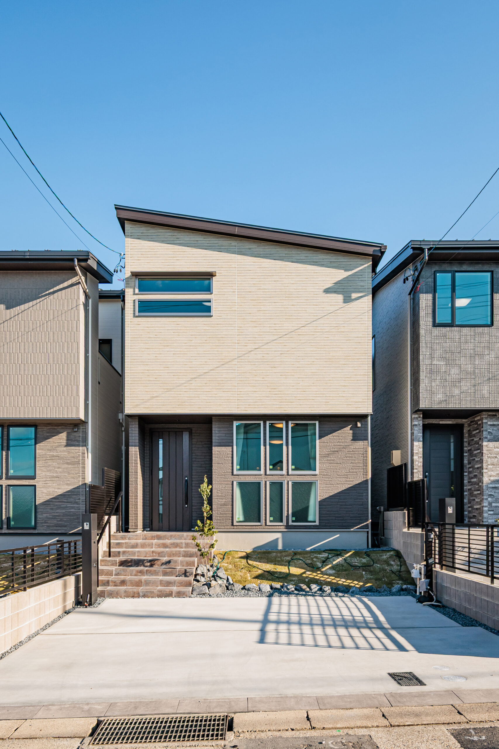 T-2／光と影が織りなす、洗練されたツートンカラー。都市に美しく佇む、このシャープなラグジュアリーモダンな邸宅。