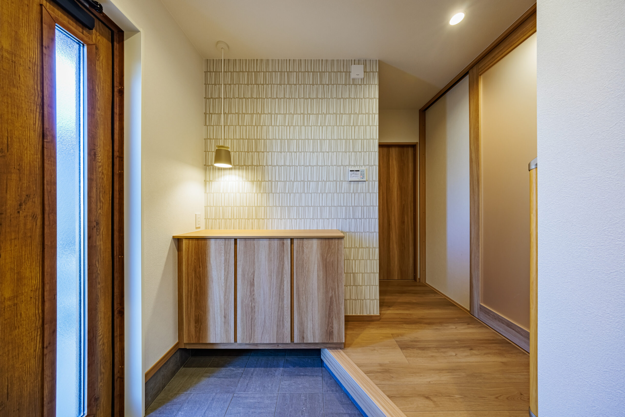 T-2／木目のやさしさが印象的な玄関扉は、便利なポケットKEY対応で、荷物の多い日もスマートに出入り可能です。