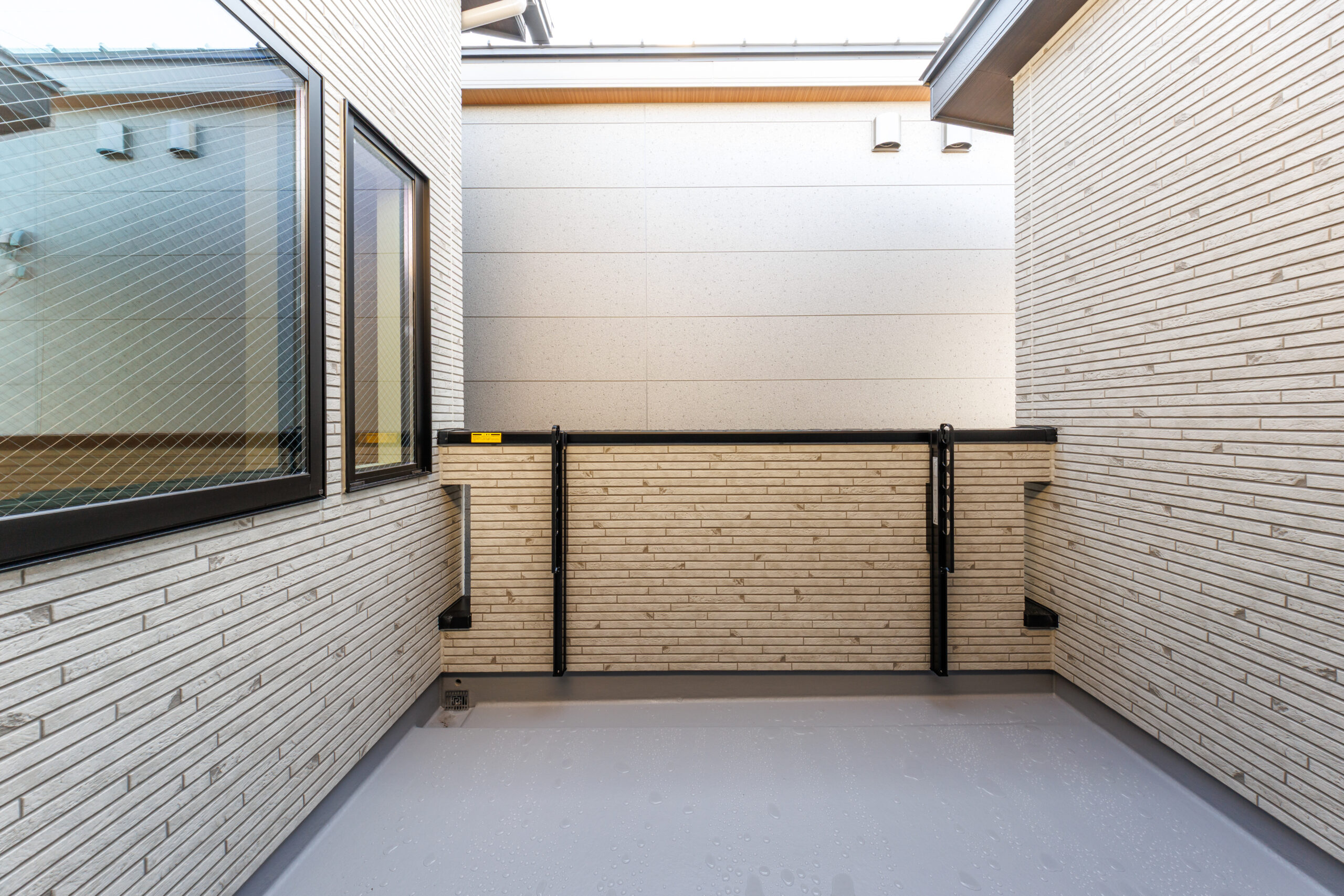 T-3／隣家からの視線を気にせず過ごせるプライベート空間。安心して日光浴や洗濯物干しができます。