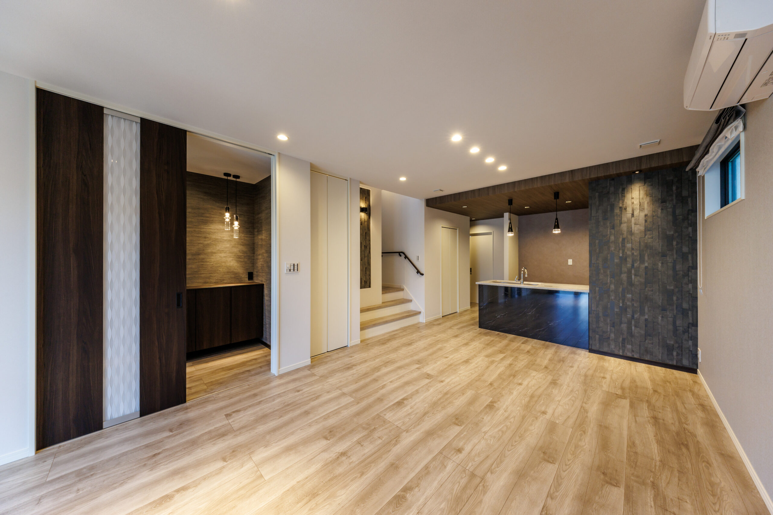 T-3／大きなソファやダイニングセットを置いてもゆとりのある20.9帖のLDKで家族みんなが伸び伸びと過ごせます。