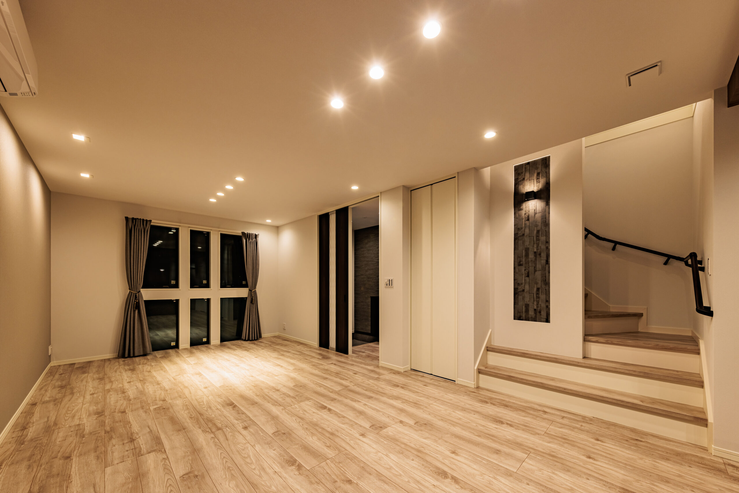 T-3／光と影の演出が美しい夜間リビング。こだわりの照明で癒し空間を創り出し、くつろぎの時間を届けます。