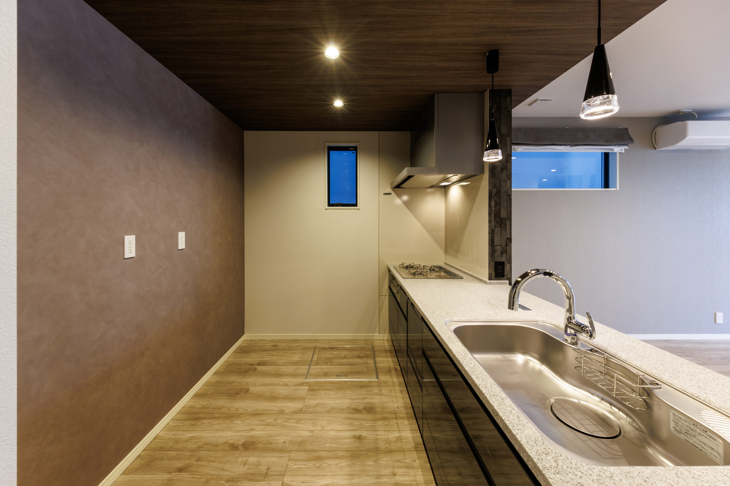 T-3／キッチン背後の通路幅を広々と確保。並んでの作業もスムーズで、家電の配置や食器の出し入れも快適。