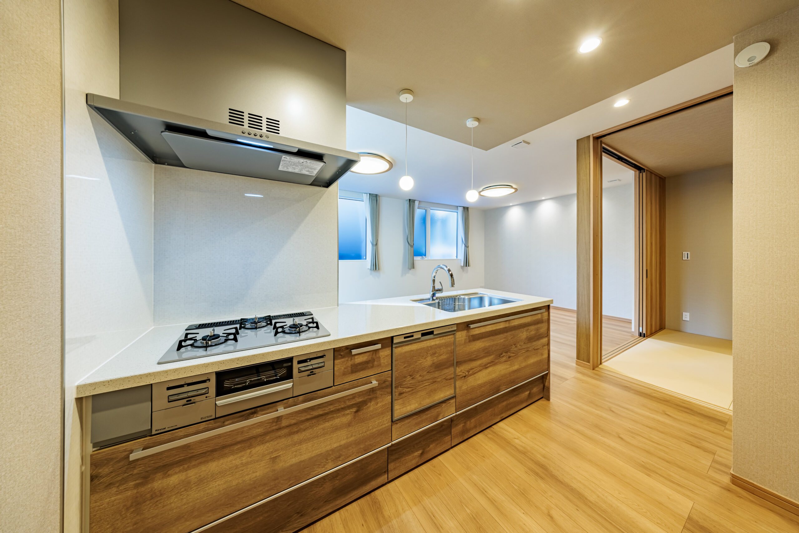 T-2／開放感あふれる対面キッチン。料理をしながらでも、リビングや和室で遊ぶお子さまの様子に目が届く安心設計。