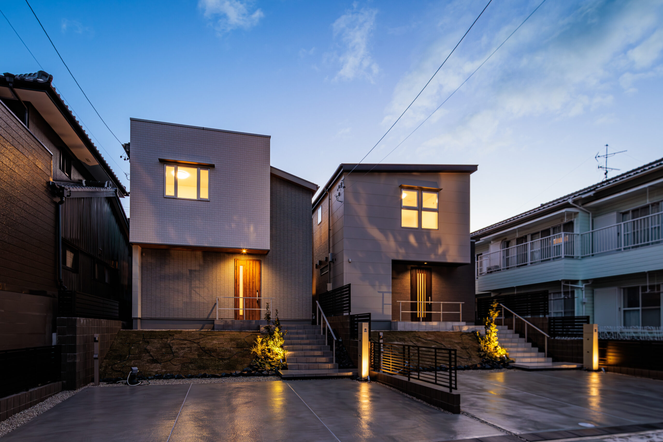 T-2、T-1（ご成約済）／広々とした敷地には、車3台の駐車が可能なゆとりあるスペースを確保。