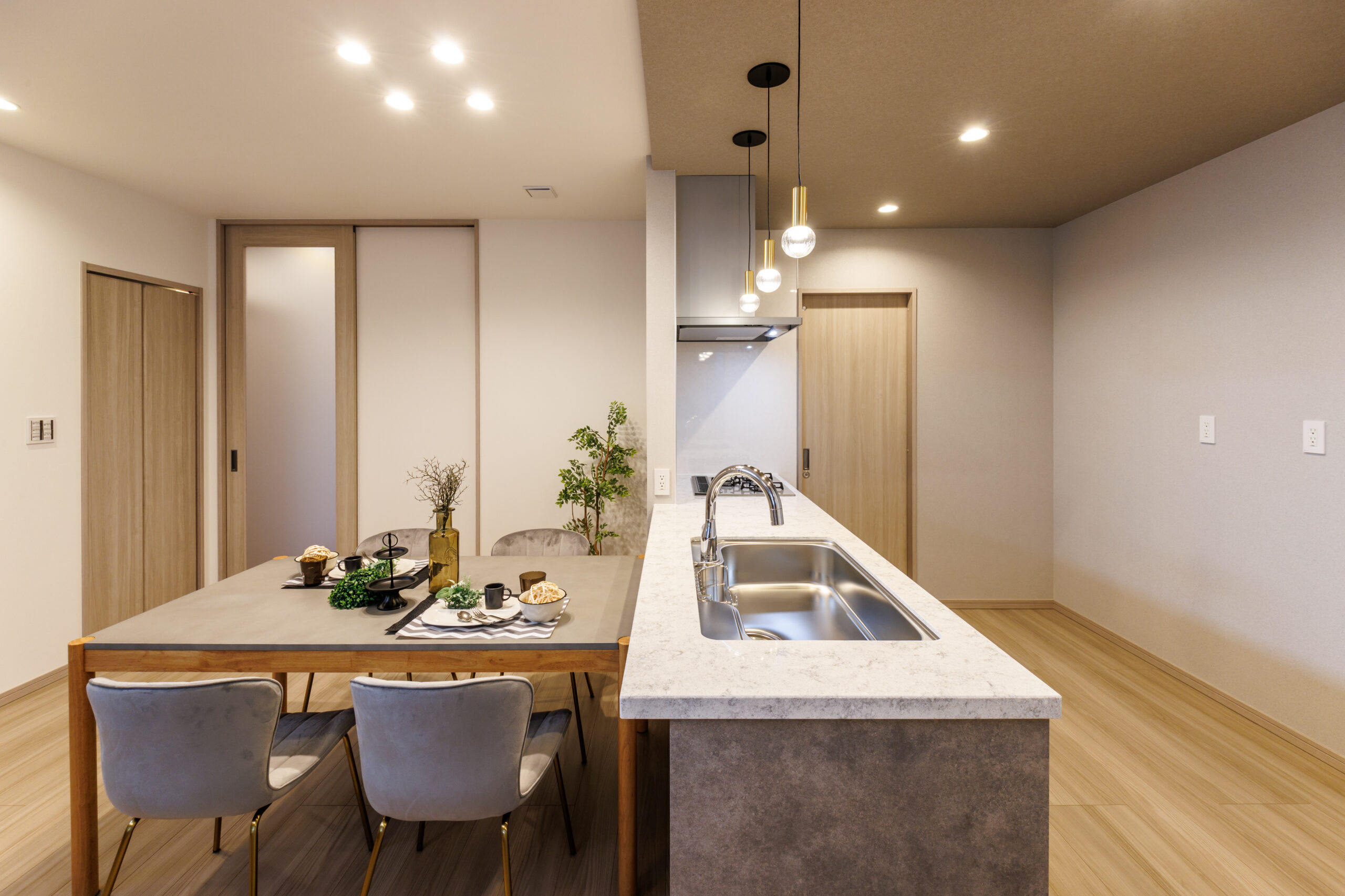 T-1／キッチン横から洗面脱衣室へ行ける回遊動線で、家事もスムーズ。家族時間と家事の両方が心地よく叶う空間です。