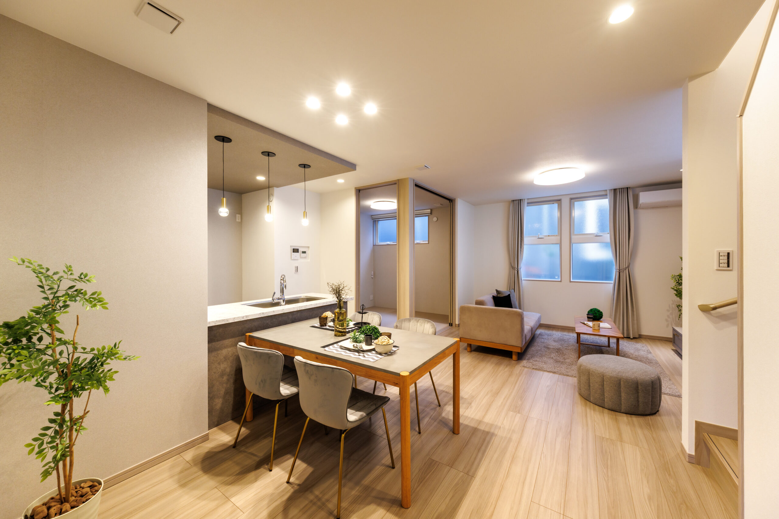 T-1／キッチンの正面にダイニングを配置した、家事ラク動線で、料理の配膳や片付けもスムーズ。